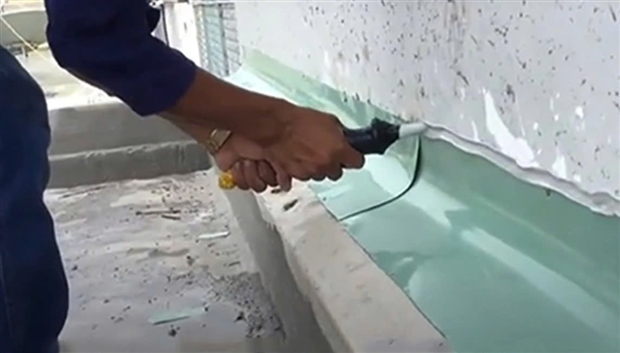 Xử lý nhà bị ngấm nước từ khe tường tiếp giáp với hàng xóm