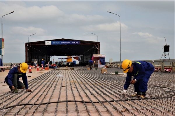 TRÊN CÔNG TRƯỜNG SỬA CHỮA MẶT CẦU THĂNG LONG
